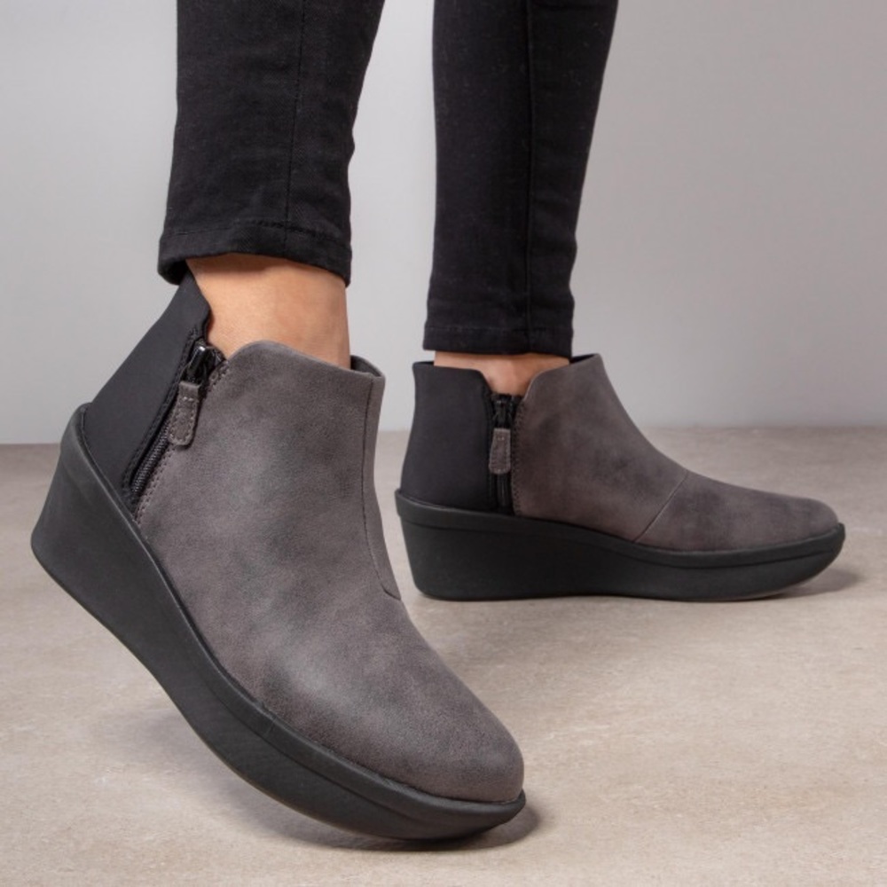 Clarks Cloudstepper Women's Step Rose Up Booties <wide fit> - Picture 1 of 11